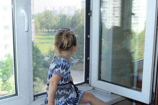 Ребенок у окна. Источник опасности!